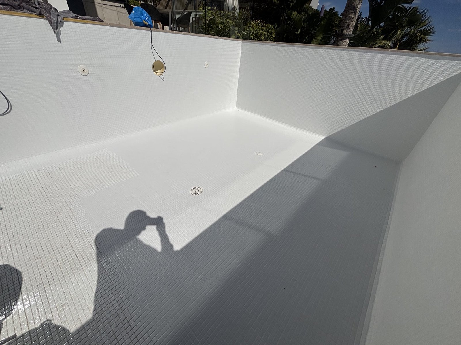 Acabado anti-resbaladizo en piscina en Menorca - foto 4